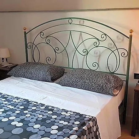 Neapolis Nocleg ze śniadaniem 4*